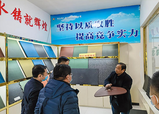 2022年12月公司總經(jīng)理李光華在展廳向客戶(hù)介紹公司新產(chǎn)品